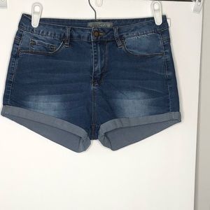 Cali 185 Jean shorts size 5